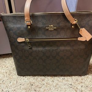 Coach Shoulder Bag with Gold Zíper